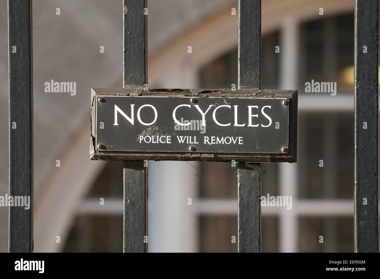 Ein No-Zyklen-Zeichen auf dem Zaun rund um Portcullis House, Bridge Street, Westminster, London, SW1A 2LW, Vereinigtes Königreich Stockfoto