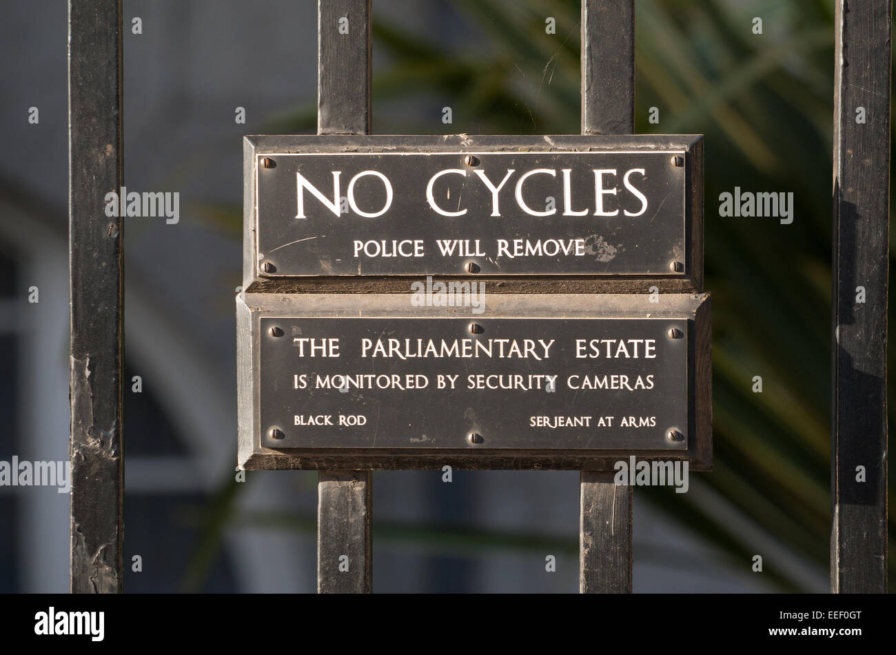 Zwei Zeichen lesen 'Keine Zyklen' und 'überwacht durch Überwachungskameras"auf dem Zaun rund um Portcullis House, Westminster, London Stockfoto