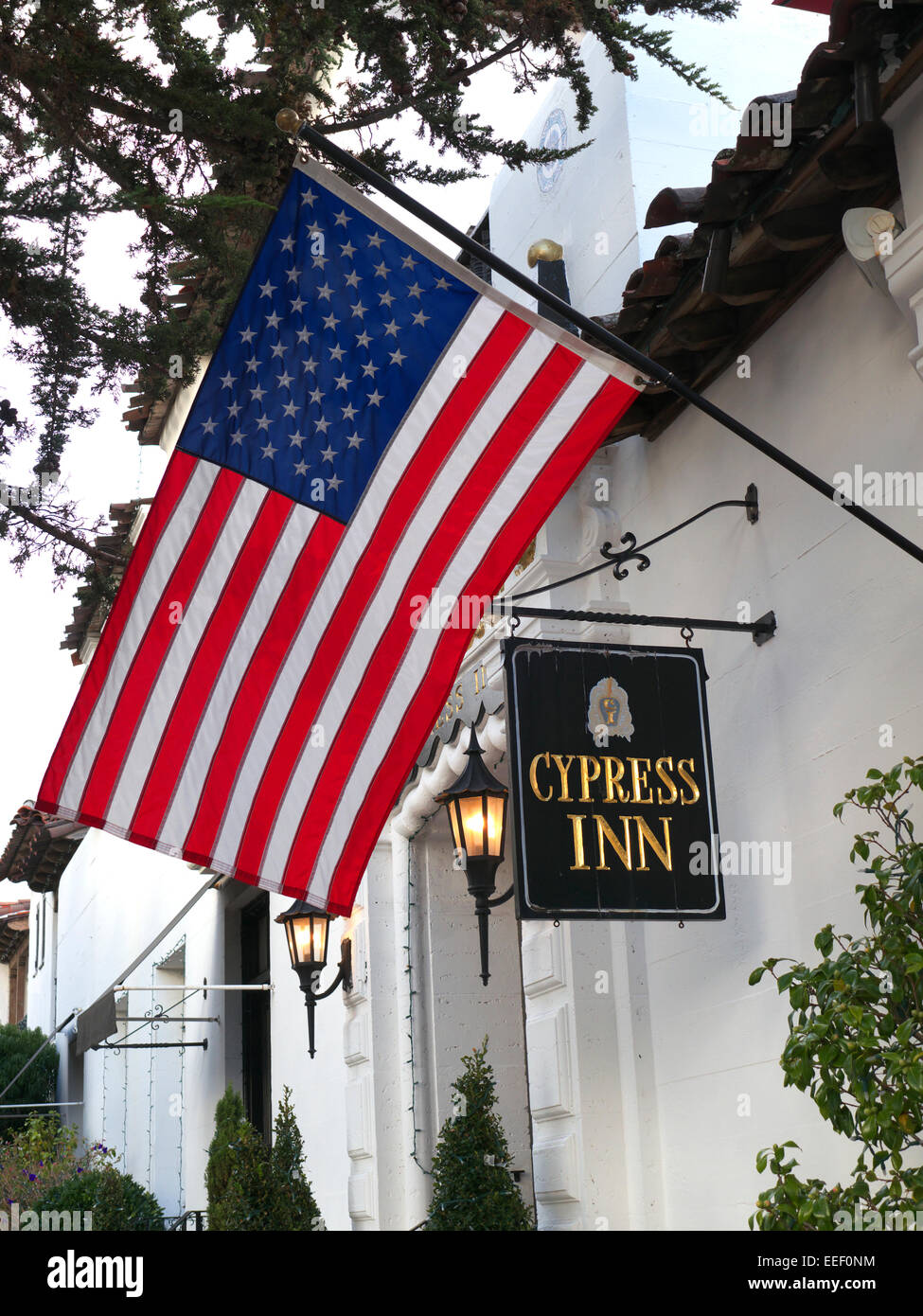 Cypress Inn Carmel Boutique-Hotel in der Abenddämmerung mit Stars and Stripes-Flagge Lincoln Street Carmel California USA Stockfoto