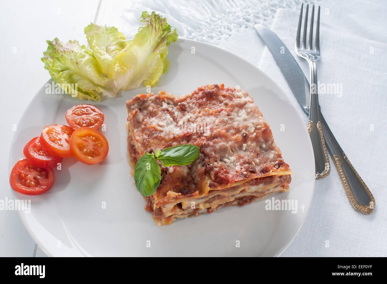 Lasagne ist ein typisch italienisches Essen, hergestellt mit frischer Pasta mit Fleischsauce und Bechamel-Sauce überbacken Stockfoto