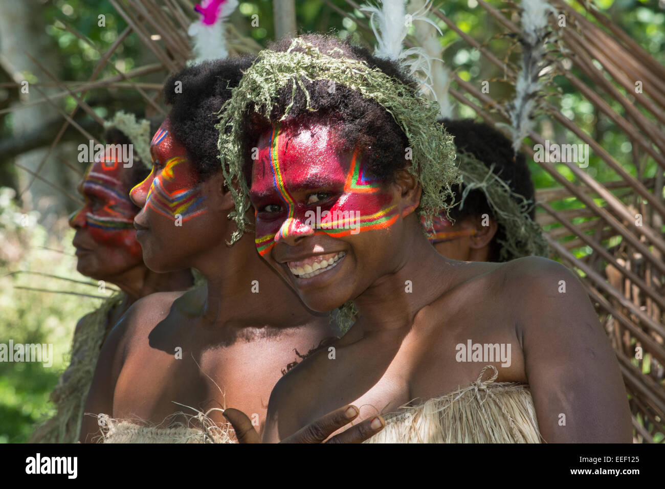 Melanesien, Vanuatu, Tanna Island. Traditionelle Begrüßung, glückliches Dorf Frau mit bunt bemalten Gesichtern. Stockfoto