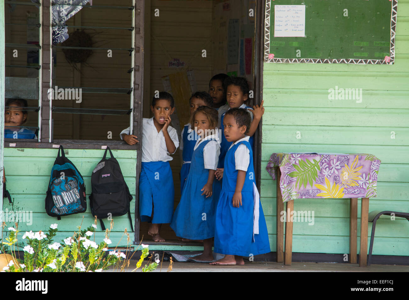 Fidschi, südlichen Lau-Gruppe, Insel Fulanga. Dorf der Fulanga Grundschule. Junge Schulmädchen in der Tür. Stockfoto