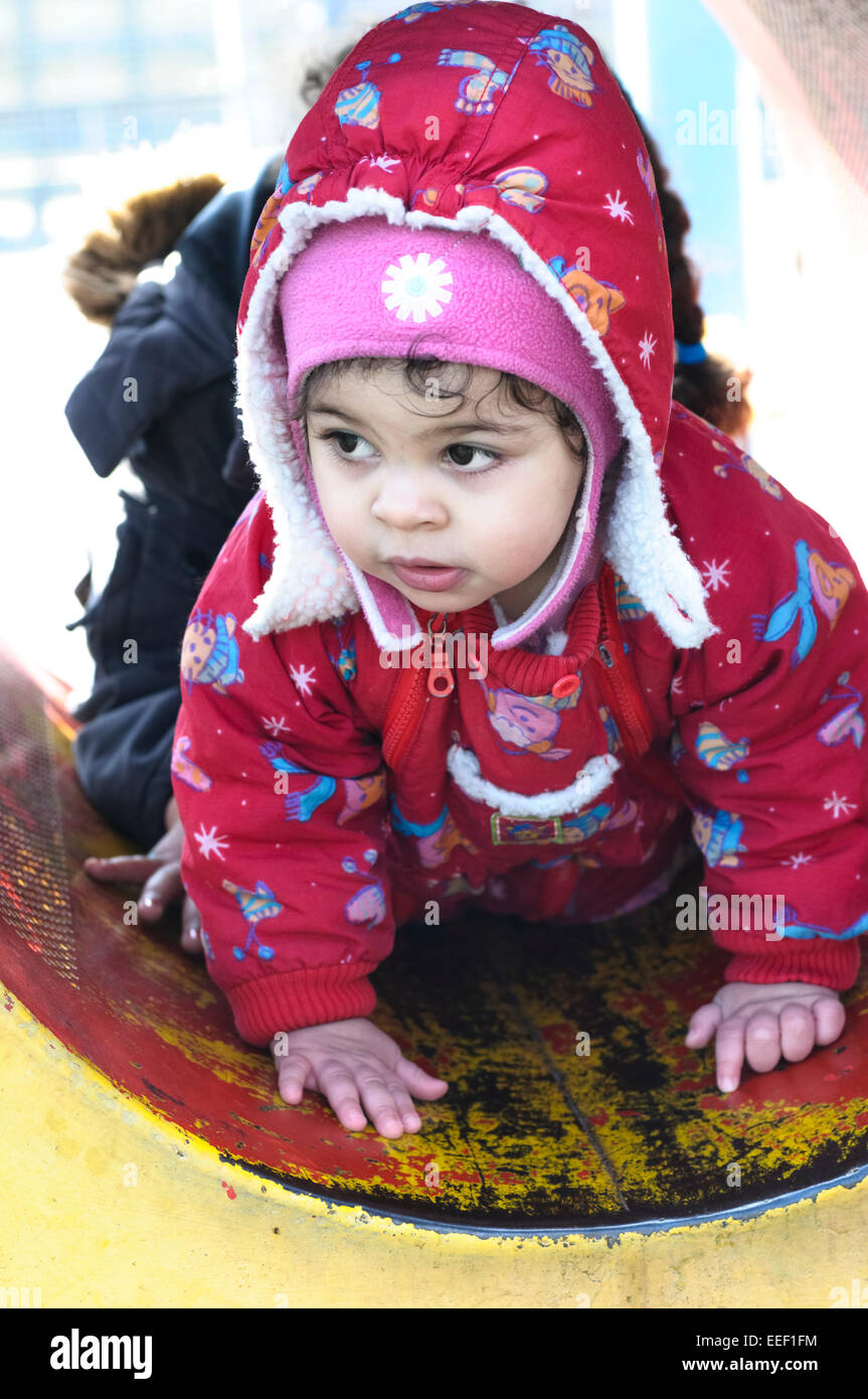 Porträt von 2 Jahre altes Mädchen auf Spielplatz Stockfoto