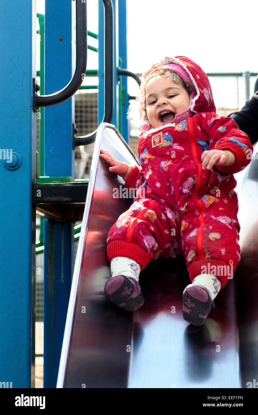 Porträt von 2 Jahre altes Mädchen auf Spielplatz Stockfoto