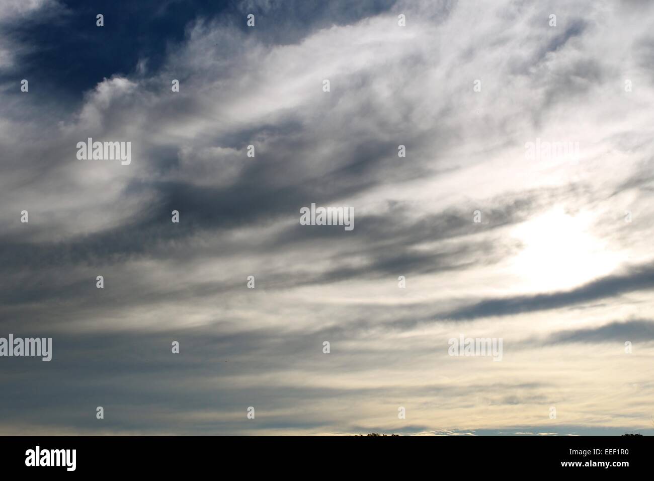 Umzug in horizontalen Schuss im Herbst Himmel bedrohlich dunkel Stockfoto