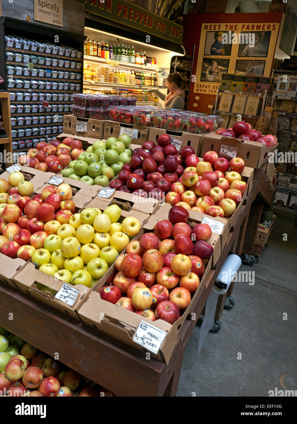 APFELSORTEN mit glänzenden, perfekten Äpfeln in Kartons zum Verkauf am Marketplace Ferry Building Stand Embarcadero San Francisco USA Stockfoto