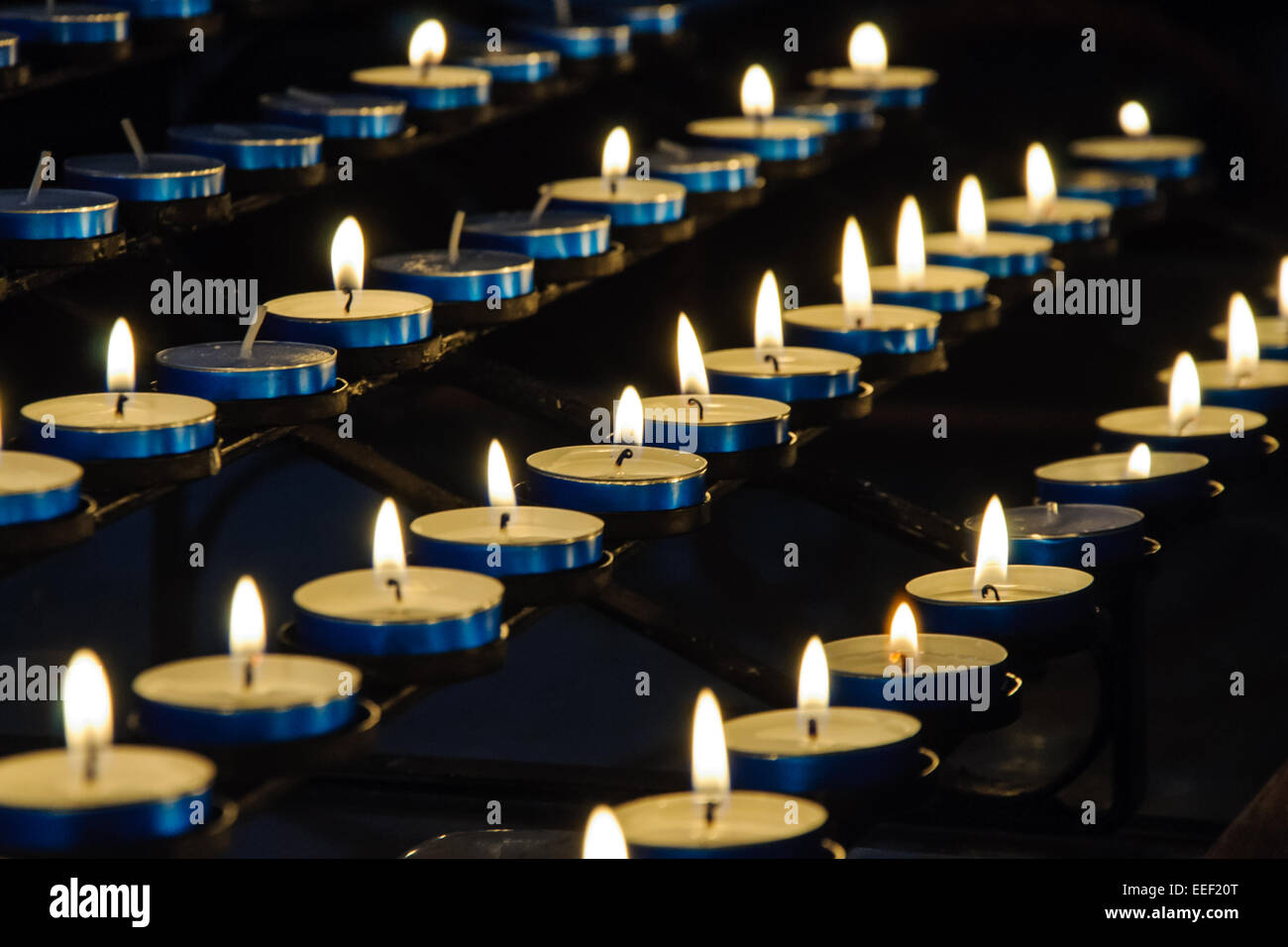 Brennende Kerzen in der Kirche. Stockfoto