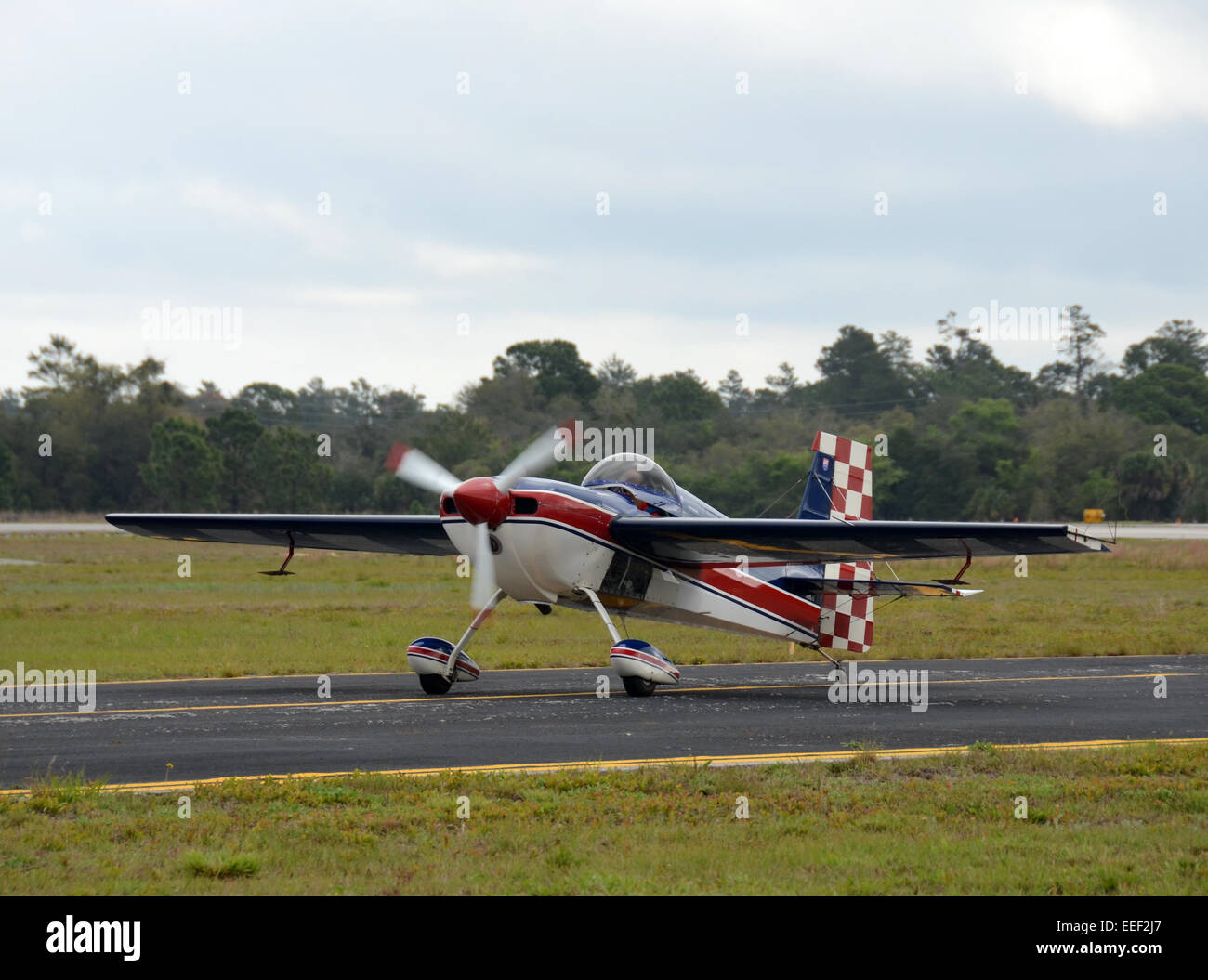 Leichten Kunstflug Flugzeug für den Start vorbereitet Stockfoto
