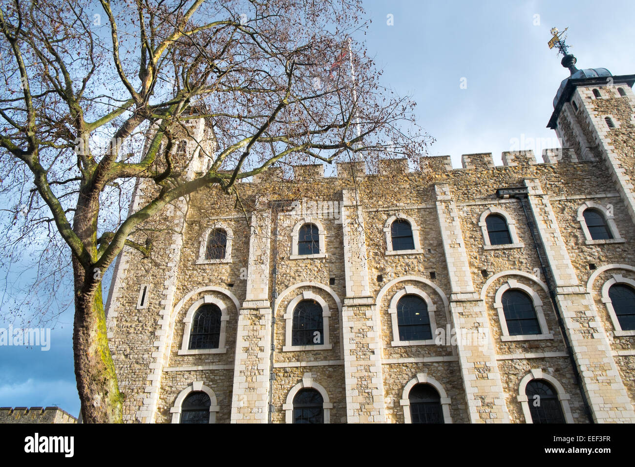 Weißer Turm der zentrale Turm des Tower of London, mittelalterliche Burg Donjon und wichtigste Touristenattraktion, blauer Himmel, London, England, Großbritannien Stockfoto