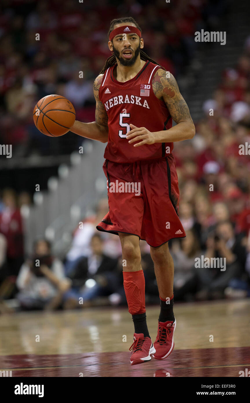 15. Januar 2015: Nebraska Cornhuskers vorwärts bringt Terran Petteway #5 den Ball Gericht während der NCAA Basketball-Spiel zwischen den Wisconsin Badgers und Nebraska Cornhuskers im Kohl Center in Madison, Wisconsin. Wisconsin besiegte Nebraska 70-55. John Fisher/CSM Stockfoto