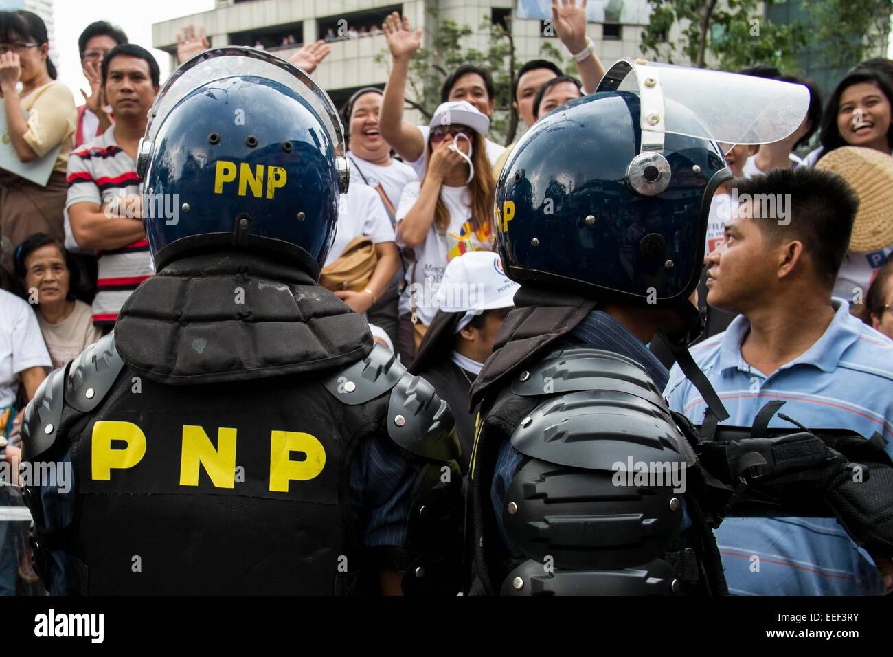 PNP Anti-Aufruhr-Polizisten im Schilde und Sticks Line-up vor einer großen Menschenmenge strömten im Bereich Quirino-Taft Papl Autokolonne miterleben. © Mark Z. Saludes/Pacific Presse/Alamy Live-Nachrichten Stockfoto