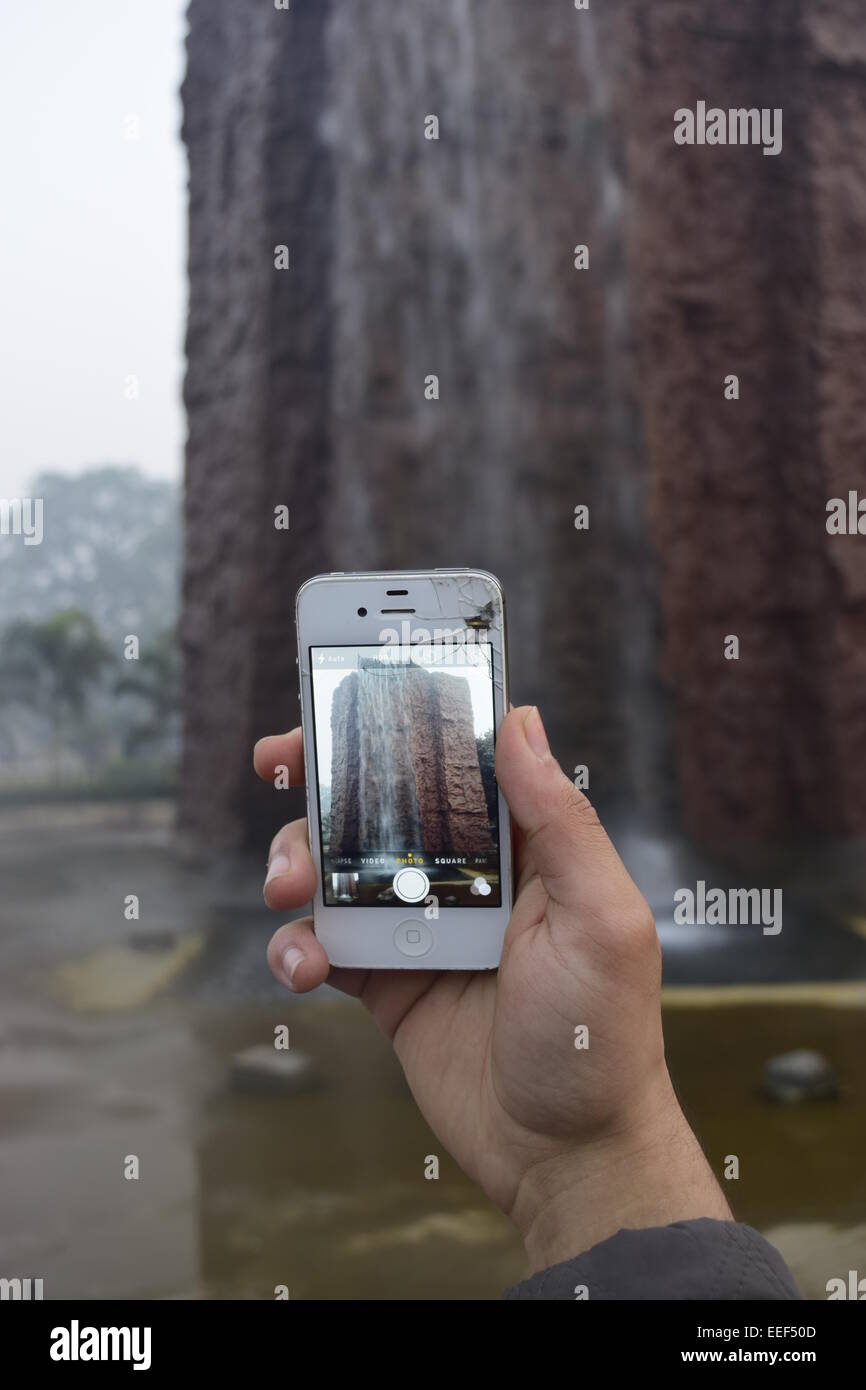 Foto. Foto von einem künstlichen Wasser fallen mit gebrochenen Iphone. Stockfoto