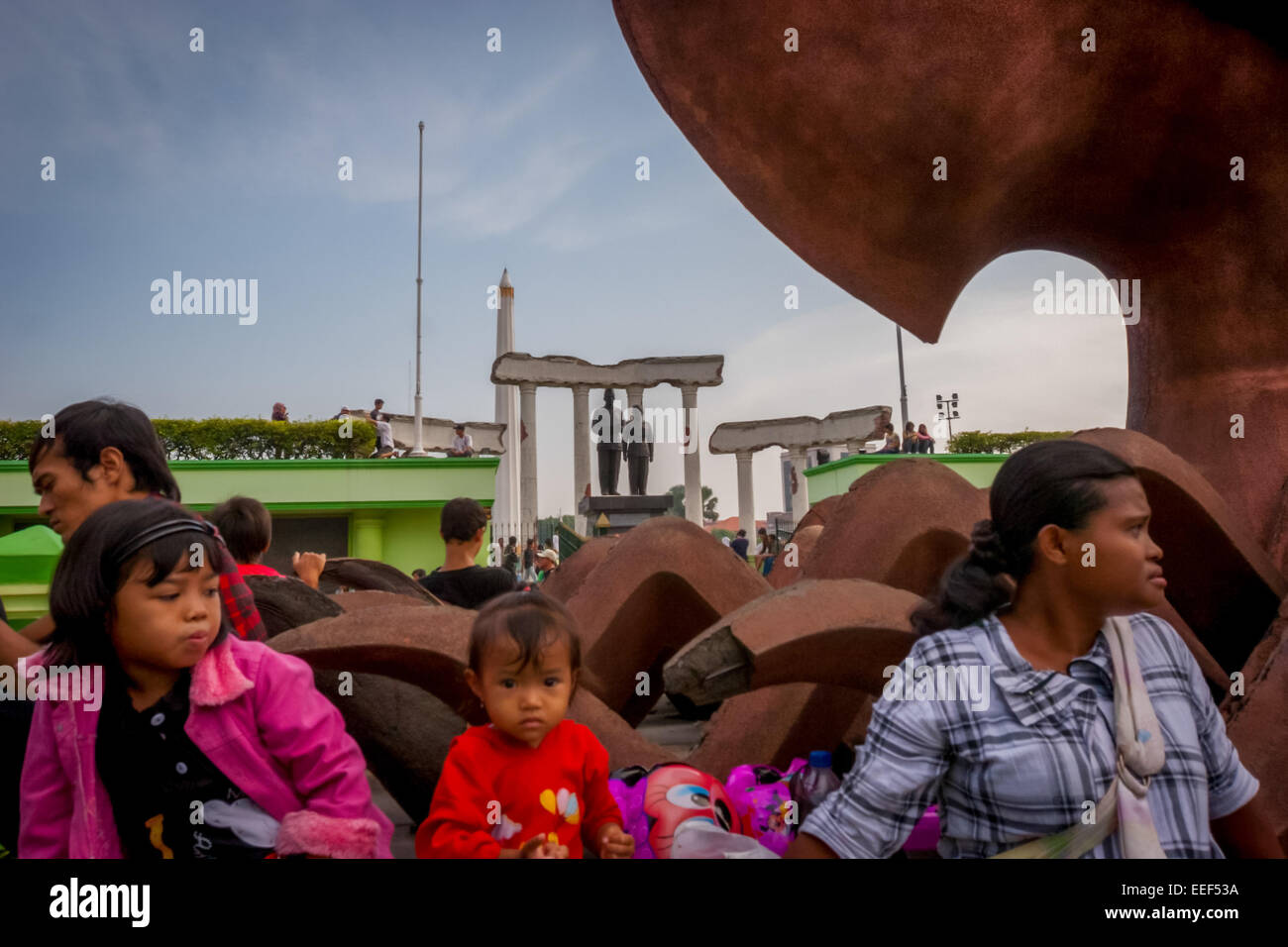 Menschen, die sich in der Nähe des Heroes Monument (10. November Monument) und der Soekarno-Hatta Statue in Surabaya, Ost-Java, Indonesien, Freizeit nehmen. Stockfoto