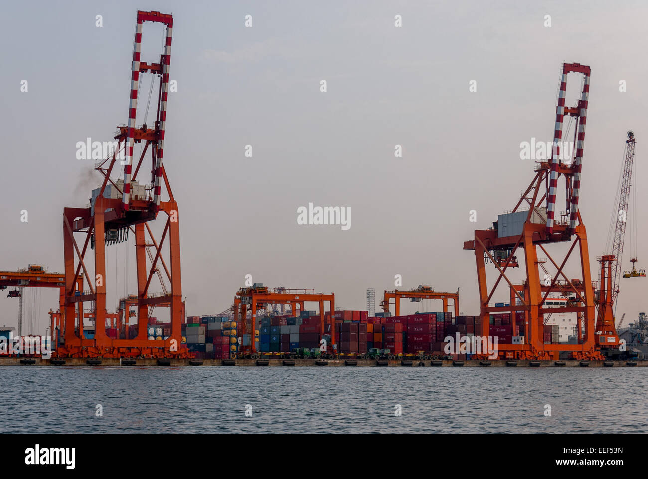 Der Kai des Hafens von Jakarta ist von seinem Wendebecken in Tanjung Priok, North Jakarta, Jakarta, Indonesien, aus zu sehen. Stockfoto