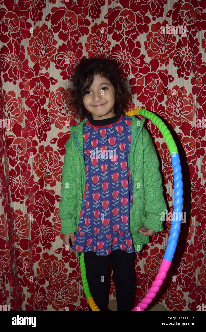 Kleines Mädchen mit einem Hula-Hoop Stockfoto