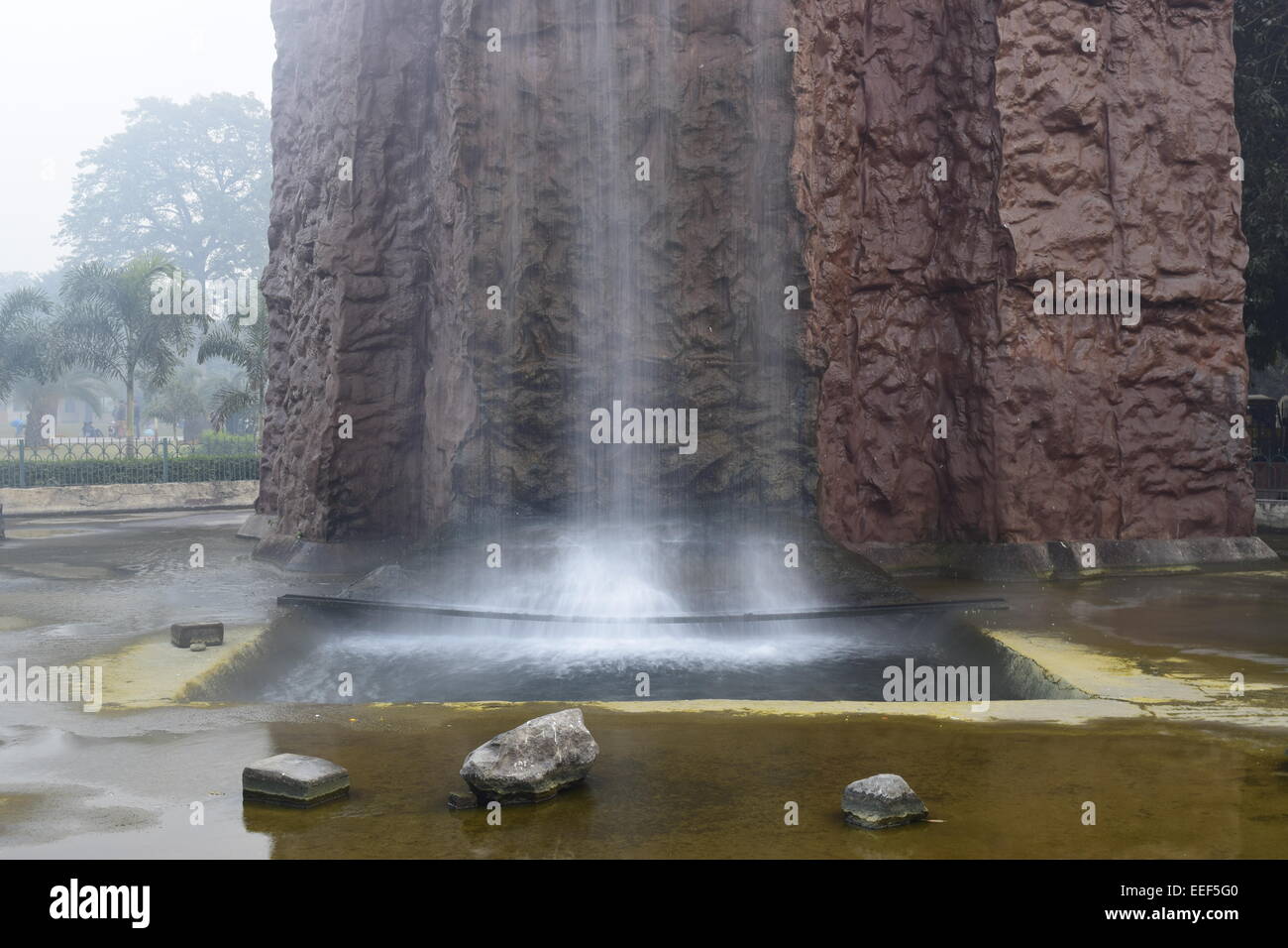 3 Steinen in der Nähe von einem künstlichen Wasserfall. Stockfoto