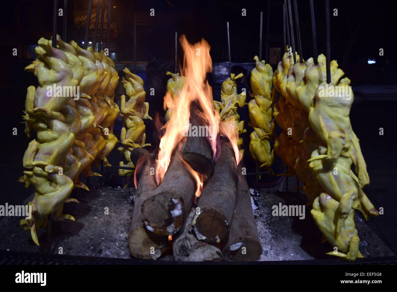 Sajji: ganzes Huhn über Essen Feuer gekocht. Stockfoto