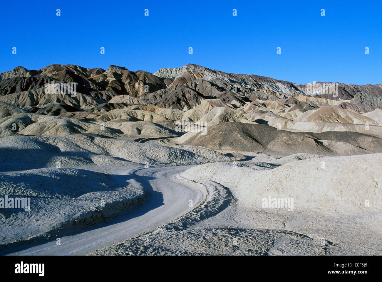 Death Valley Nationalpark, Kalifornien, CA, USA - Feldweg schlängelt sich durch Erosion Landschaft in Twenty Mule Team Canyon Stockfoto