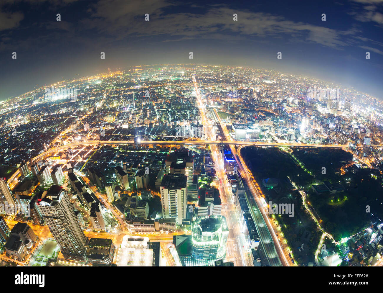 Fisheye-Luftbild von Osaka in Japan in der Nacht Stockfoto