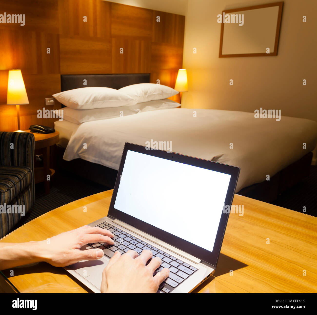 Mit Hilfe eines Laptops im Hotelzimmer Stockfoto