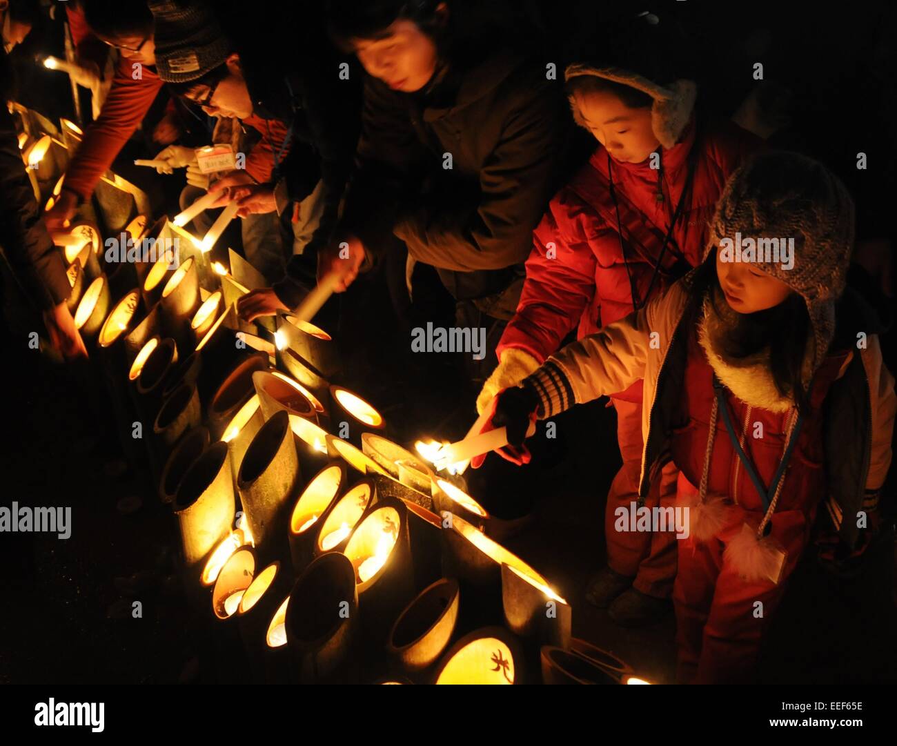 Kobe, Japan. 17. Januar 2015. Menschen zünden Kerzen für die Opfer des großen Hanshin-Erdbeben im Rahmen einer Feierstunde anlässlich der 20. Jahrestag des Erdbebens in Kobe, Westjapan, frühen 17. Januar 2015. Mehr als 14.000 Menschen versammelten sich in der japanischen Kobe am Freitagmorgen für die Seelen der 6.434 Opfer von 1995 großen Hanshin Erdbeben zu beten. Bildnachweis: Ma Xinghua/Xinhua/Alamy Live-Nachrichten Stockfoto