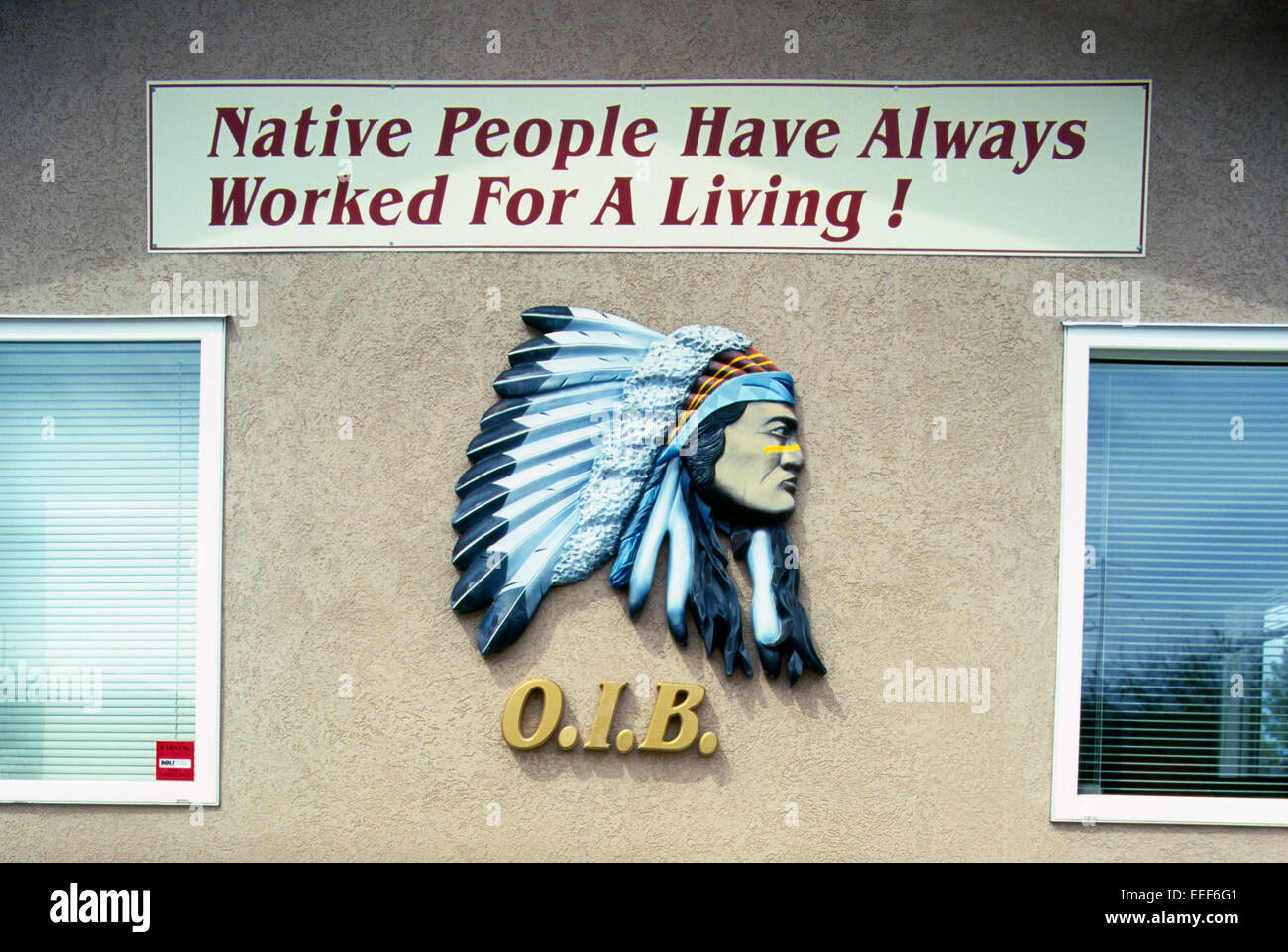 Melden Sie sich im Native Indian Band Büro - Ureinwohner haben immer gearbeitet, für ein Leben Stockfoto