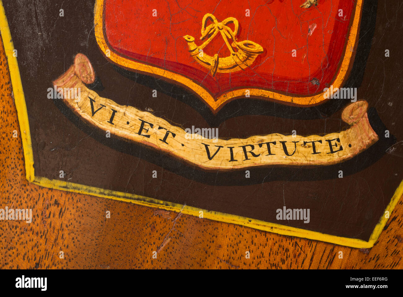 VI et Virtute, Motto der Familie in lateinischer Sprache. Das heißt, durch Stärke und Tapferkeit. Stockfoto
