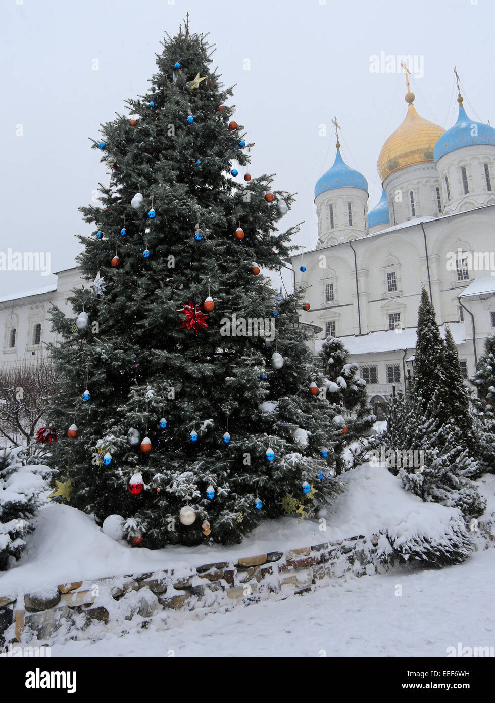 Weihnachtsbaum in der alten Nowospassker-Kloster in Moskau Stockfoto