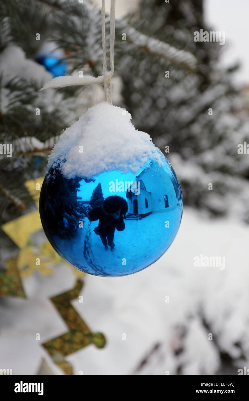 Grünen Weihnachtsbaum im Schnee in Nowospassker Kloster in Moskau Stockfoto
