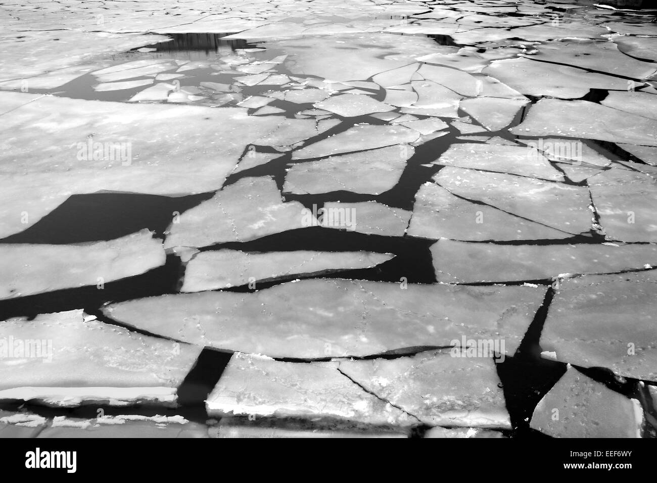 Schwarz / weiß Bilder von Eis auf dem Fluss Moskau Stockfoto