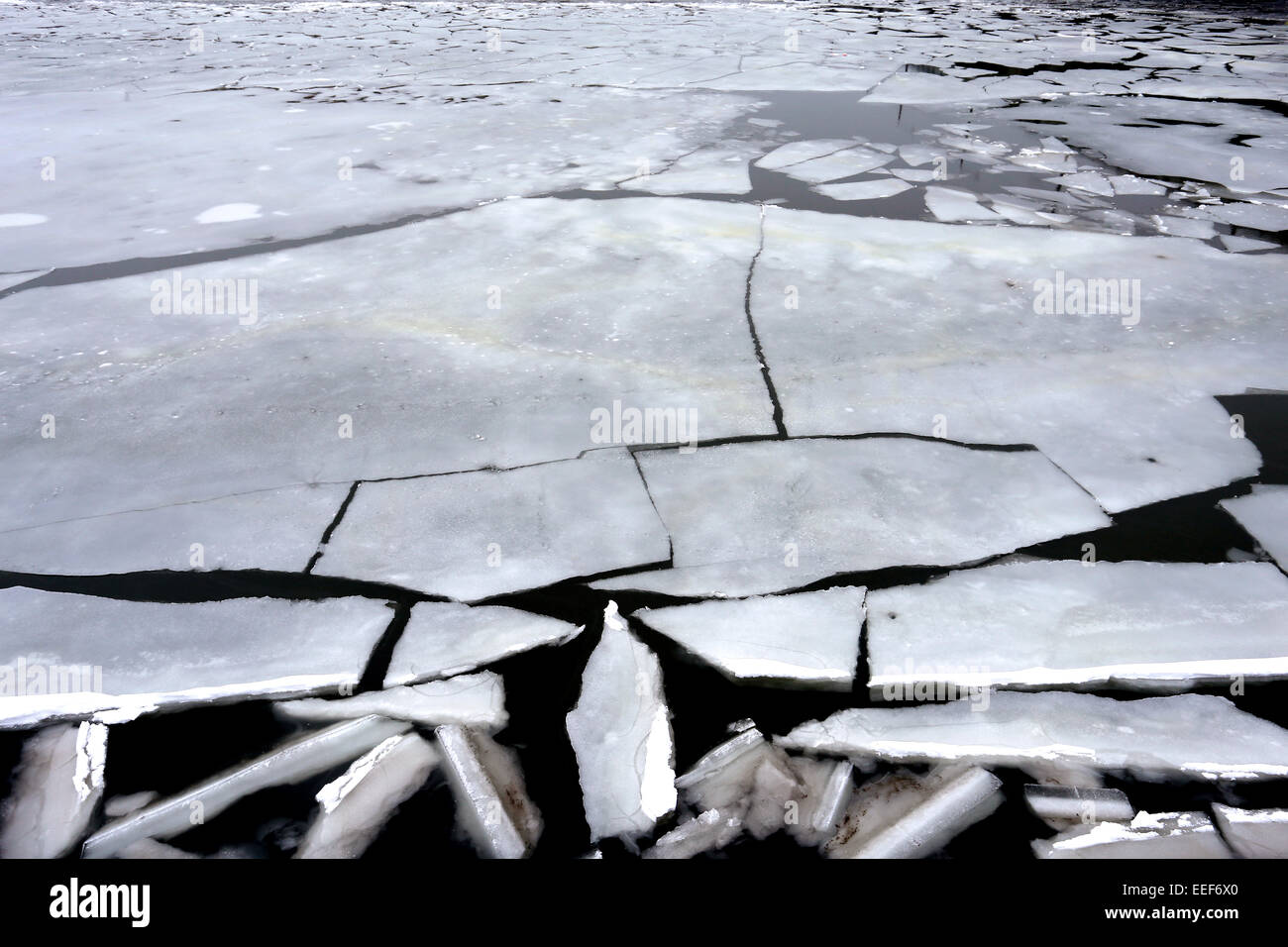 Schwarz / weiß Bilder von Eis auf dem Fluss Moskau Stockfoto