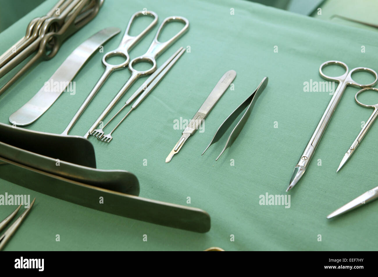 Medizin-Chirurgie-Instrumente Op-Besteck Leben Sachaufnahme Skalpell  Skalpelle Unterschiedlich Schere Zange Klammer Fach immer noch ich  Stockfotografie - Alamy