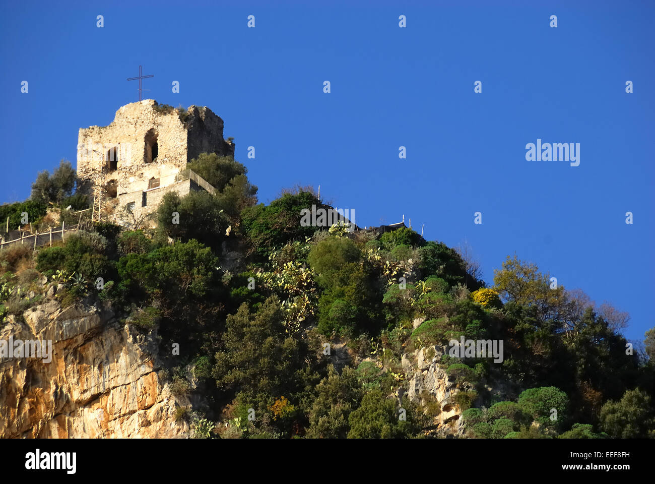 Amalfi, Kampanien, Italien. Eine alte kleine Kirche. Amalfi ist eine touristische Stadt an der Costiera Amalfitana auf der ganzen Welt bekannt. Stockfoto