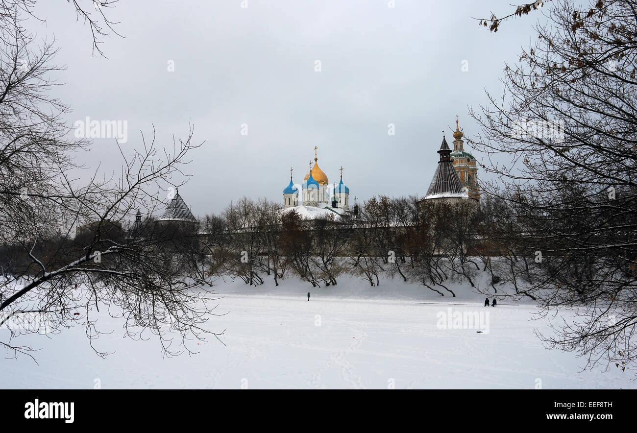 Schöne Landschaft auf orthodoxe Kirchen im Nowospassker Kloster Stockfoto
