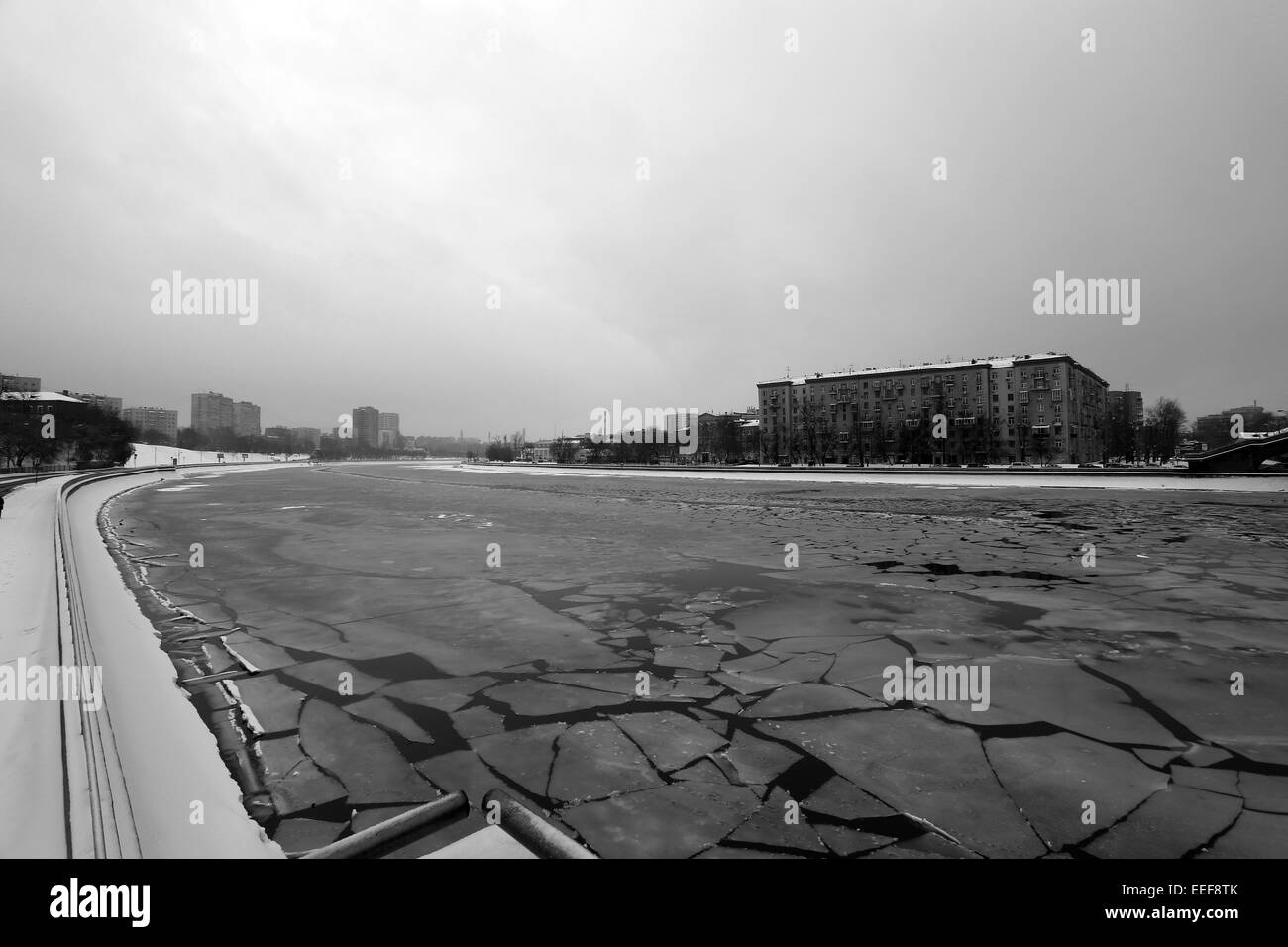 Schwarz / weiß Bilder von Eis auf dem Fluss Moskau Stockfoto
