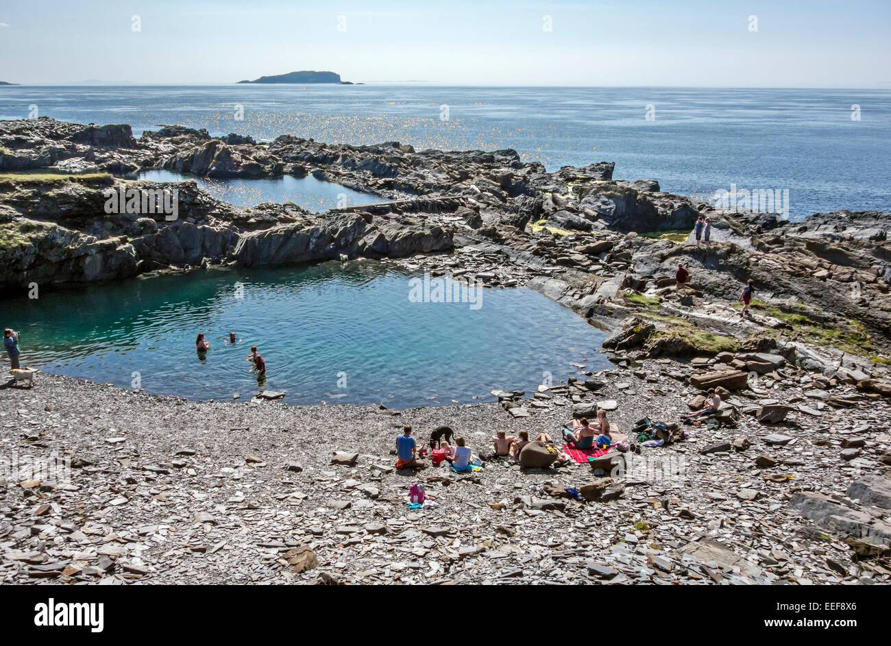 Bewohner und Besucher sind Baden und Sonnenschein an einem stillgelegten Schiefer Gruben auf Easdale Argyll Schottland genießen. Stockfoto