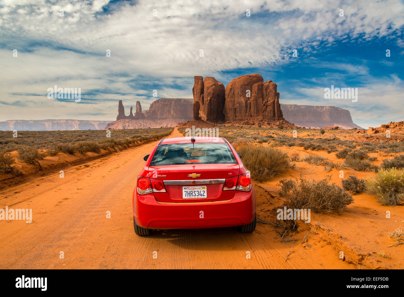 Auto auf einem Schotterweg, Monument Valley Navajo Tribal Park, Arizona, USA Stockfoto