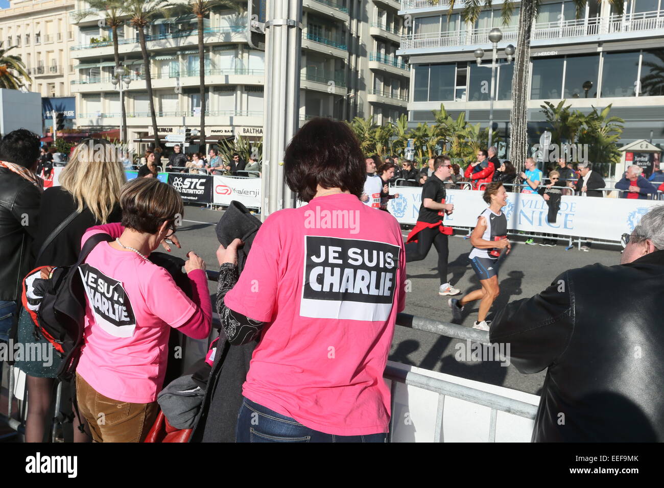 Zwei Frauen tragen T-shirts mit den Worten "Je Suis Charlie" beim Betrachten der Prom Classic in Nizza laufen. Bild von eine Hommage an die Stockfoto