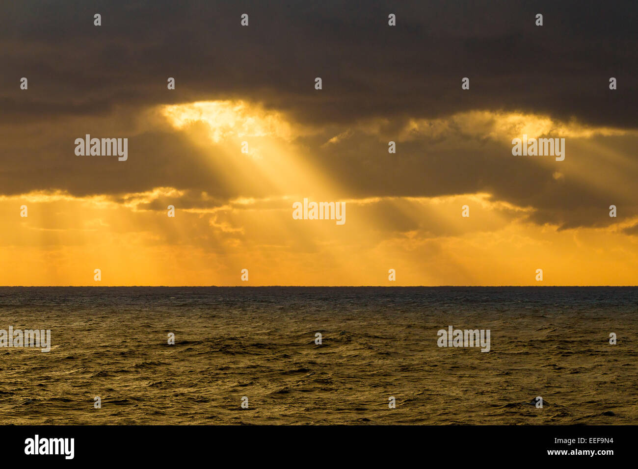 Die Sonne durch die Wolken auf See rund um die Kanarischen Inseln. Stockfoto