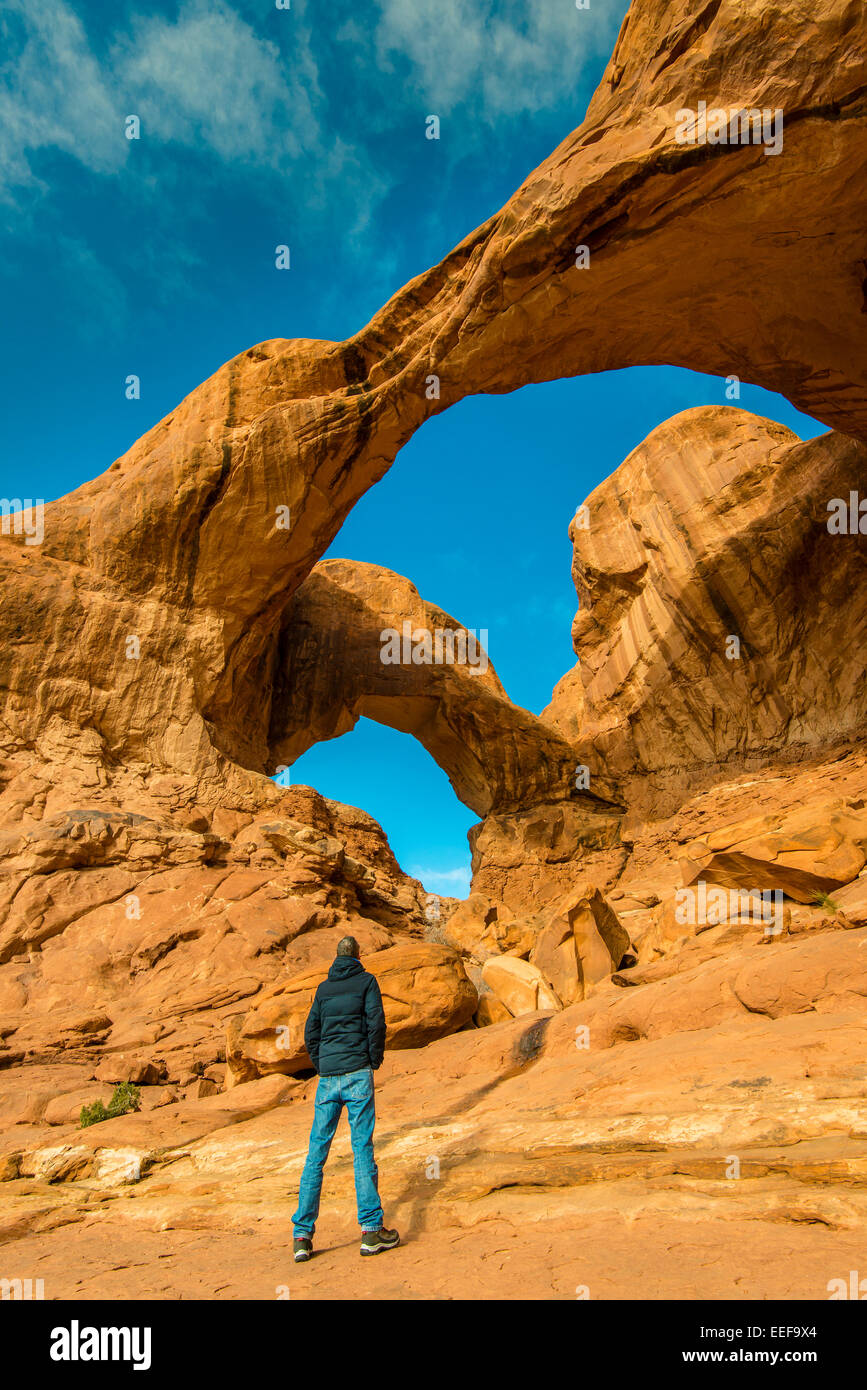 Kaukasische männlichen Touristen beobachten den Doppelbogen, Arches-Nationalpark, Utah, USA Stockfoto