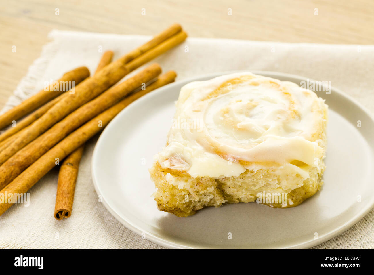 Frisch gebackenes Sauerteig Zimt Brötchen auf dem Tisch. Stockfoto