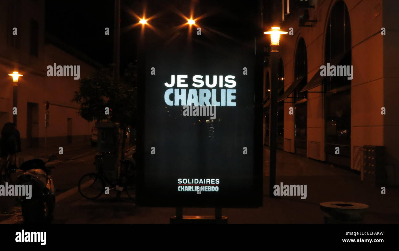 Ein Ad-Zeichen mit den Worten "Je Suis Charlie" in Nizza. Bild von eine Hommage an die Charlie Hebdo schießen Opfer in Frankreich. Die tri Stockfoto