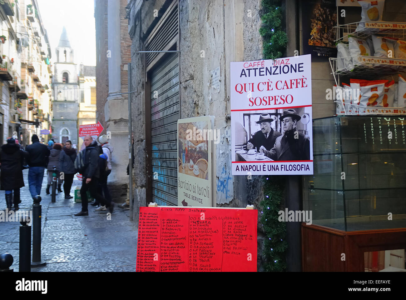 Neapel, eine Bar mit einem Banner (Achtung hier ist Kaffee für Sie bezahlt). Die wohlhabenden Leute zahlen einen Kaffee für die Armen. Stockfoto