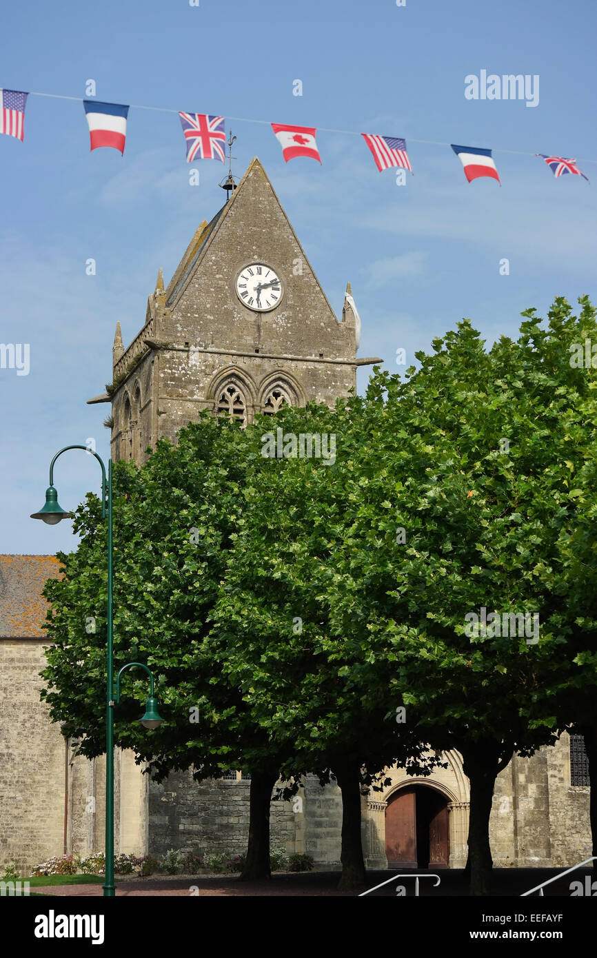 Ste-Mere-Eglise Church und Fahnen der Alliierten Befreier. Die Kirche spielte eine Rolle am d-Day, Juni 1944 Stockfoto