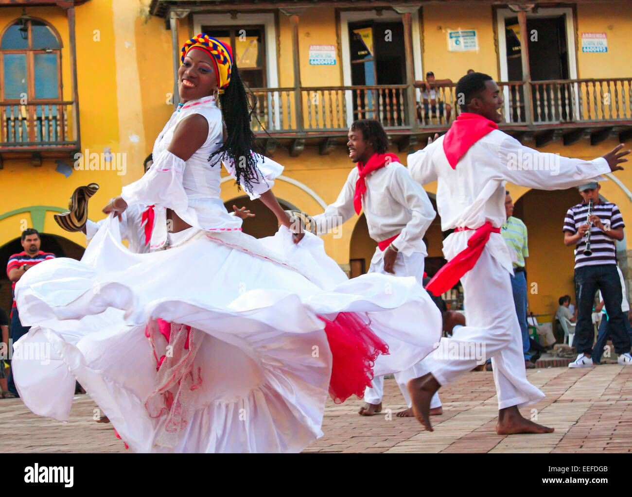 Traditionelle kolumbianische Tänzerinnen in Cartagena Hauptplatz in der alten Stadt, Kolumbien Stockfoto