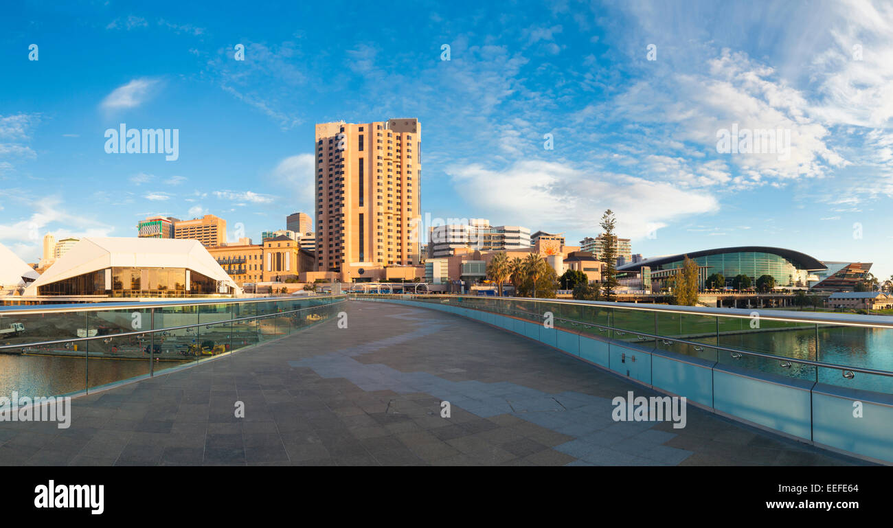 Die Stadt Adelaide in Australien bei Sonnenuntergang Stockfoto