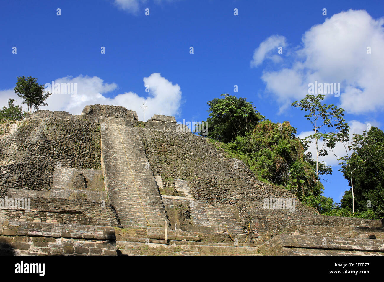 Maya-Tempel in der archäologischen Stätte von Lamanai, Belize Stockfoto