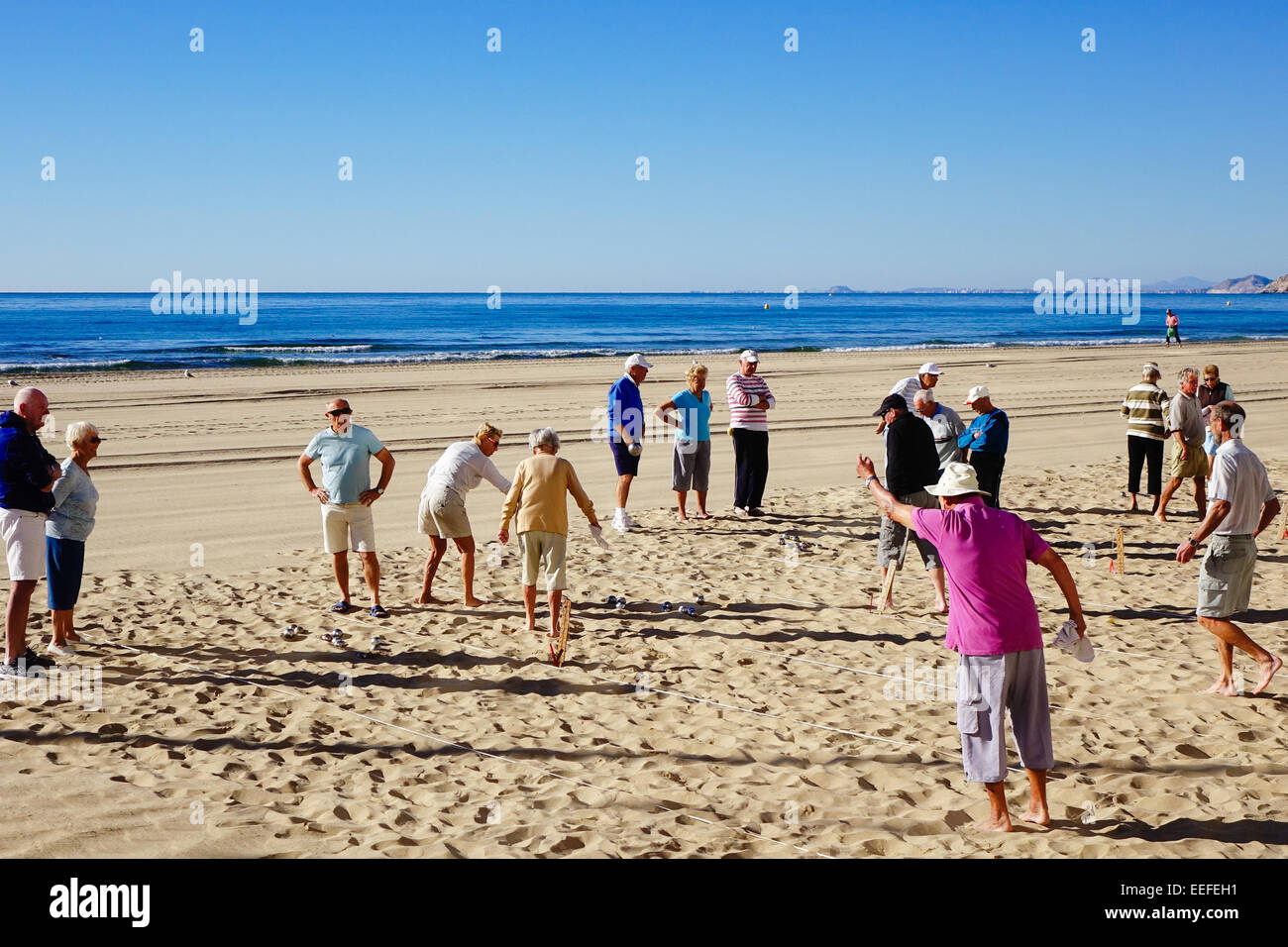 Benidorm, Costa Blanca, Spanien, Europa. Samstag, 17. Januar 2015. Das schöne Wetter wird voraussichtlich um an diesem Wochenende nach Wochen mit warmen sonnigen Wetter tagsüber Höchststände 22 ° c in der Sonne zu ändern. Ältere französische und niederländische Urlauber Ball spielen am Strand. Bildnachweis: Mick Flynn/Alamy Live-Nachrichten Stockfoto