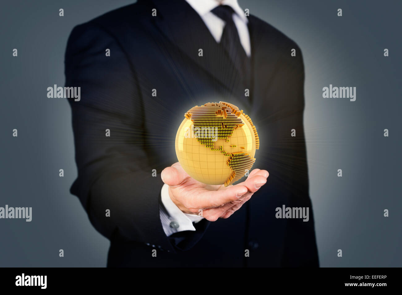 Geschäftsmann hält einen golden globe Stockfoto