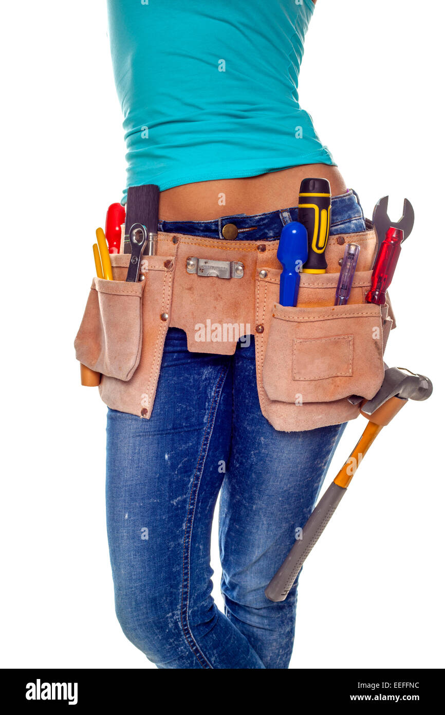 Eine Frau trägt ein DIY Werkzeuggürtel voll von einer Vielzahl von nützlichen Tools auf einem weißen Hintergrund. Stockfoto